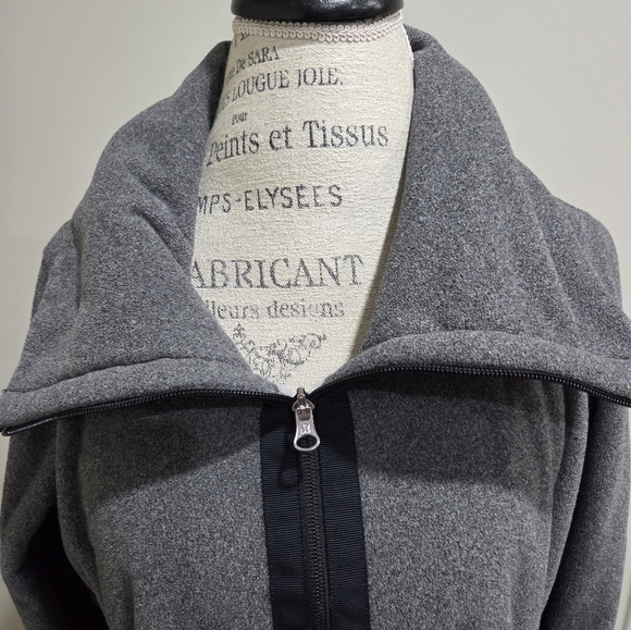 Lululemon Post Chaturanga  Gray and Black Half-Zip Pullover Sz.10 - Picture 2 of 11